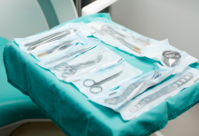 Elias Assum Sabbag Junior destaca como o plástico revolucionou a medicina moderna com soluções mais seguras e acessíveis.